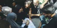 “Negoziati per la tregua a Gaza vicini al collasso”. Almeno 60 morti dall’alba nella Striscia: 27 aspettavano aiuti