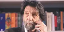 Massimo Cacciari si sposa a 81 anni: le nozze con la 52enne Chiara Patriarca. Gli amici: “Lei sa tenergli testa, non solo dal punto di vista intellettuale”