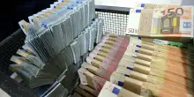 I soldi delle tangenti nei vasi i fiori: 5 indagati nel Casertano per corruzione e altri reati