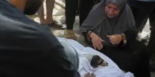 “Il bar sul mare bombardato da Israele? Lì ci prendevamo una pausa dagli orrori”: il racconto dei testimoni dell’attacco all’internet cafè di Gaza