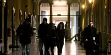 Asili nido, beffa burocratica per 30mila insegnanti laureati: per poter lavorare dovranno rifare esami e tesi (pagando)