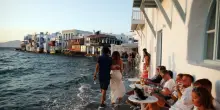Sbarchi a Mykonos e Santorini? Paghi venti euro: al via la nuova tassa per finanziare infrastrutture e turismo