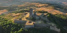 Val d’Orcia, mille abitanti e un bosco. Qui (a Radicofani) nasce uno dei più sorprendenti festival di libri d’Italia