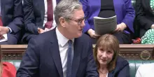 Gran Bretagna, la ministra Rachel Reeves in lacrime in Aula. Crolla la sterlina