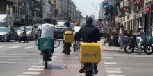 Crisi climatica, viaggio tra i rider di Milano. “Un collega è svenuto per il caldo. Mettiamo maniche lunghe per non scottarci”