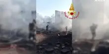 Esplosione in un distributore di benzina a Roma, vigili del fuoco impegnati a spegnere le fiamme. Dieci squadre al lavoro