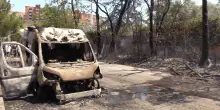 Auto e ambulanze carbonizzate: lo scenario “apocalittico” dopo l’esplosione al distributore di Roma
