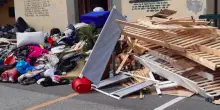 Vicofaro, sgomberati i migranti dalla parrocchia di don Biancalani: “Violenza enorme”. Il sindaco Fdi: “Erano in condizioni inaccettabili”