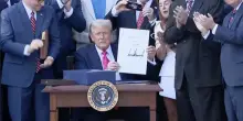 Stati Uniti, il presidente Trump firma il documento del Beautiful Bill tra gli applausi dei repubblicani