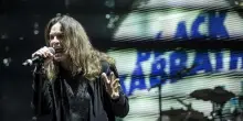 “Non so che dire, sono stato a letto per sei anni. Dopo questo show posso morire sereno”: Ozzy Osbourne malato di Parkinson dà l’addio al suo pubblico