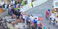 Tifosi irrompono in un cimitero e salgono in piedi sulle tombe per vedere i ciclisti: sdegno al Tour de France