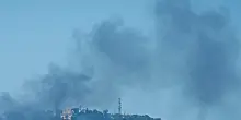 Incendio a Fiumicino: in fiamme capannoni e rifiuti. Alta colonna di fumo nero