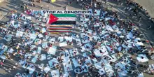 Corpi distesi in memoria delle vittime di Gaza: il flash mob a Napoli | Video