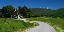Mugello, “raid di 50 persone armate e incappucciate contro il parco eolico. Ingenti danni”. Sull’opera ancora indagini e ricorsi al Consiglio di Stato