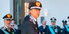 “La vita prima della divisa”. Rimosso il generale dei Carabinieri Oresta, polemica sull’Arma dopo il discorso agli allievi – Video La7