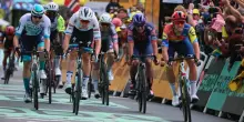 Tour de France, Milan beffato da Merlier: volata al fotofinish nella tappa delle cadute