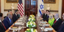 Gaza, Netanyahu a cena con Trump candida il tycoon al Nobel per la pace. Il presidente Usa: “Hamas vuole la tregua”