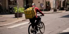 Rider al lavoro nonostante il caldo estremo, gli esiti dei controlli degli ispettori del lavoro