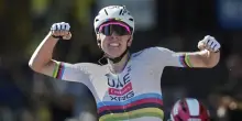 Pogacar show al Tour e vittoria numero 100 in carriera: che duelli con Vingegaard e Van der Poel, che resta in giallo a pari tempo