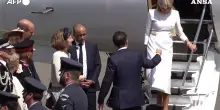 Macron offre la mano alla moglie Brigitte per scendere dall’aereo ma lei lo ignora: il video