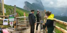 Val Gardena, tornello a pagamento sul Seceda: la protesta di un contadino contro l’overtourism