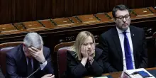Il voto su von der Leyen sgretola il governo. FdI esce dall’aula, la Lega la vuole cacciare. “Sfiduciato pure Fitto”