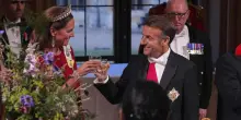 “Prima il baciamano seduttivo fuoriprogramma, poi l’occhiolino durante il brindisi. Lei è rimasta pietrificata”: Macron senza freni con Kate Middleton