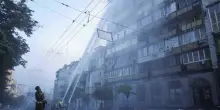 Ucraina, maxi attacco russo su Kiev: la città bombardata per ore, due morti. Riprese le consegne di armi dagli Usa