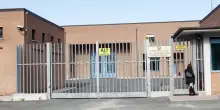 Rivolta nel carcere di Rieti, in fiamme la sala ricreativa: sei agenti penitenziari in ospedale