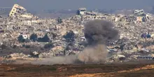 Ok di Hamas al nuovo piano di Israele per la tregua nella Striscia. Continuano i bombardamenti: 94 vittime a Gaza, ferito padre Romanelli