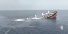 Yemen, nuovo attacco Houthi a una nave nel Mar Rosso: le immagini della Eternity C che si inabissa