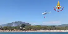 Incendio in un camping in pineta a Castiglione della Pescaia: 600 persone evacuate. C’è anche Rosy Bindi