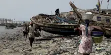 Spiagge invase dai vestiti usati, il videoreportage di Greenpeace in Ghana: “La metà arriva dall’Europa”