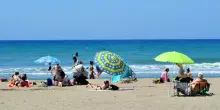 Il 17enne morto sepolto in spiaggia a Montalto di Castro: “Stava cercando di scavare un tunnel nella sabbia”