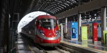 Treni, agosto tra cantieri e disagi: 100 minuti in più per Milano-Roma. Assoutenti: ‘Indennizzi per i passeggeri’