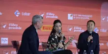 Bocchino magnifica Meloni e il pubblico lo contesta. Poi attacca Murgia e Padellaro minaccia di abbandonare il palco: “Porta rispetto” – Video