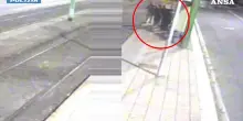 Accoltellato per rapina a Milano, fermati due 16enni dalla polizia: il video dell’aggressione