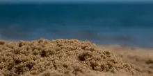 “Scavare buche in spiaggia può essere letale e causa più morti degli attacchi degli squali”: la ricerca degli americani Bradley e Barry Maron torna attuale