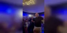 L’ex premier Boris Johnson scatenato a Capri: balla e canta sulle note di Sweet Caroline – Video