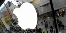 Trump: “Dazi aggiuntivi del 25% all’India perché compra petrolio russo”. Apple pronta a investire 100 miliardi negli Usa