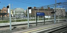 Incendio vicino ai binari, sospesa l’Alta Velocità sulla linea Roma-Firenze: cancellazioni e ritardi fino a 90 minuti