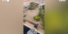Nubifragi in Catalogna, la ricerca di due persone disperse trascinate dalle acque: il video dall’elicottero