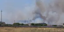 Incendio a Siracusa vicino agli impianti Isab-Erg: elicotteri in azione per spegnere il rogo – Video