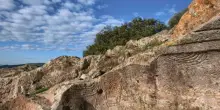 Sardegna, le Domus de Janas sono il 61esimo sito Unesco italiano: le tombe nella roccia raccontano il neolitico sardo