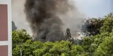Milano, incendio nel campo rom di via Bonfadini: alta colonna di fumo nero. Rischio disagi a Linate