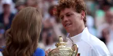 Wimbledon, Sinner consegna un regalo al principe George e alla principessa Charlotte – Video
