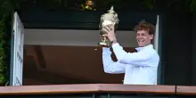 Il tripudio della folla di Wimbledon per Sinner: il video sulla terrazza con il trofeo in mano