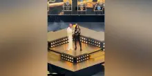 Robbie Williams e Laura Pausini e lo show alla Coppa del Mondo per Club: cantano insieme la nuova Desire – Video