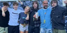“Lo scatto del secolo”: i figli di Liam e Noel Gallagher insieme a Pep Guardiola