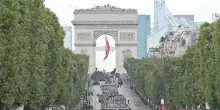 A Parigi un 14 luglio all’insegna della potenza militare: sfilano 7mila soldati, aerei ed elicotteri